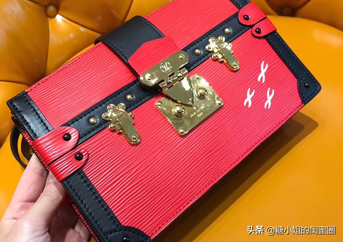 欢度国庆，男朋友买了个超贵的大牌包包送我，我提出了分手