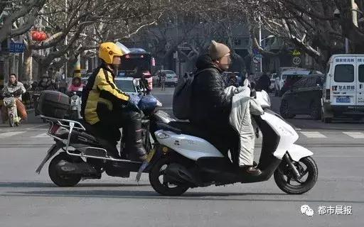 徐州骑电动车不戴头盔被追,徐州骑电动车没戴头盔视频