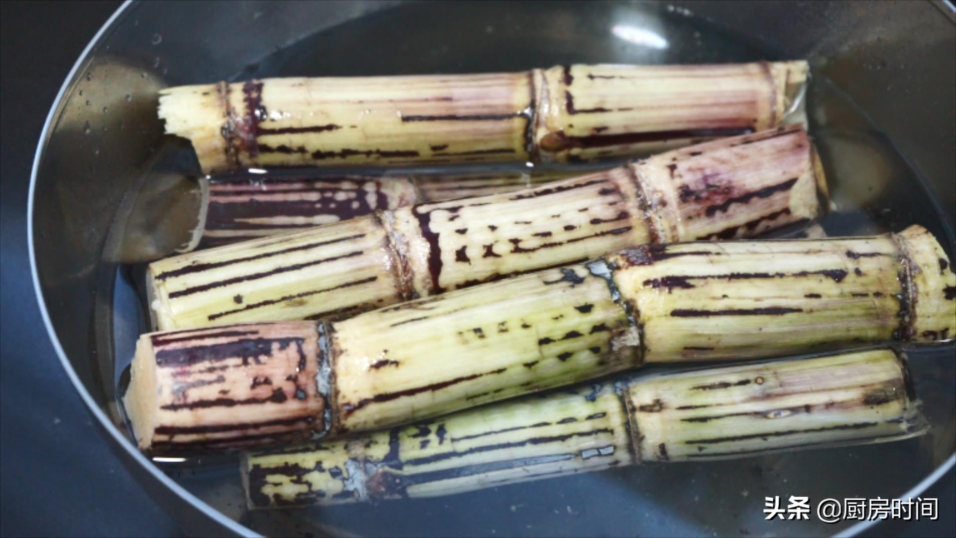 没开玩笑冬天真的得吃铁锅炖了,冬天吃甘蔗一种享受