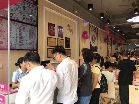 华辉美食人：广州最“奢华”的土豪酒店，网友：一个月工资住1晚