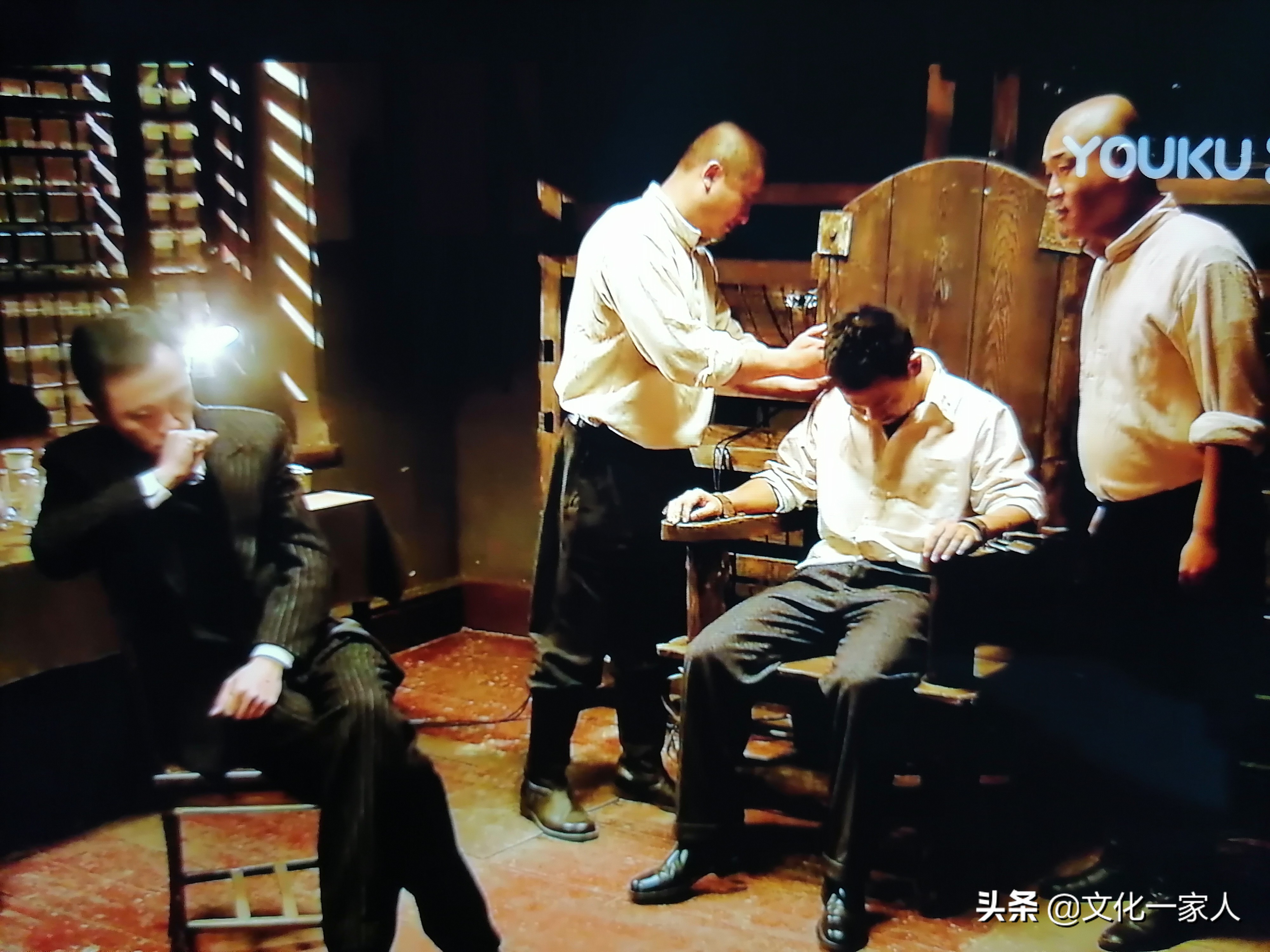 《悬崖》：一场敌中有我，我中有敌，斗智斗勇命悬一线的生死较量