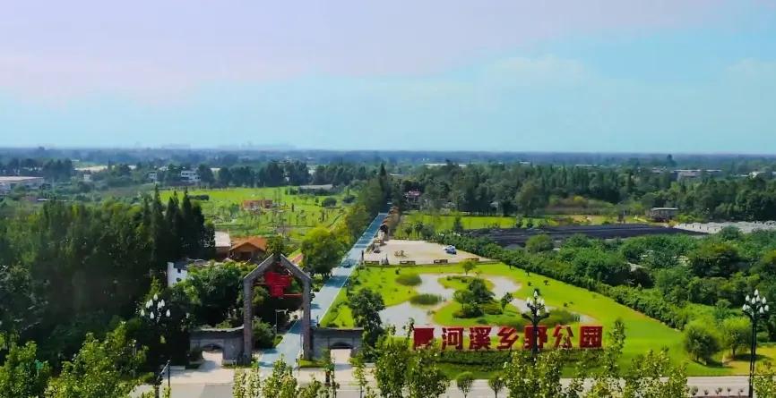 「觅趣小镇新都·原舍绿茵」湖畔泳池，畅玩斑竹园足球音乐小镇