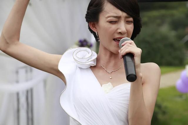 婚礼上新郎收到一个信息当场悔婚,结婚新郎收到一条短信当场悔婚