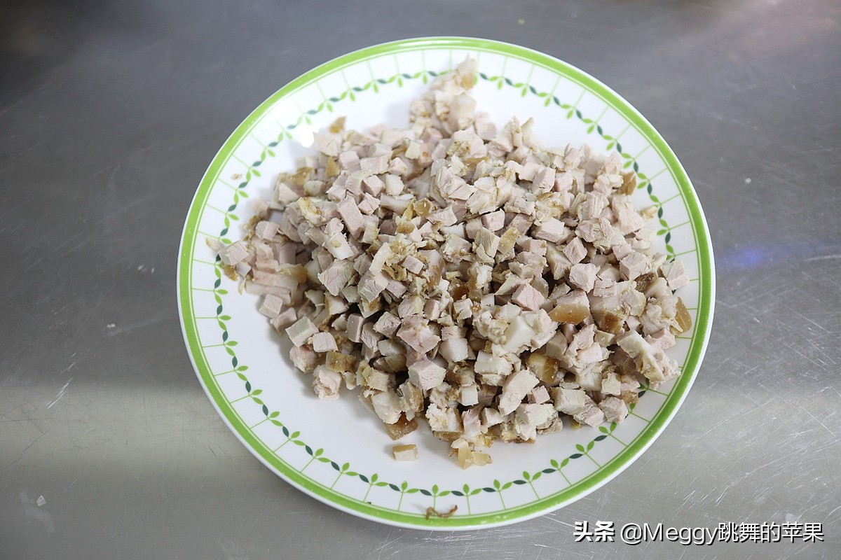 全家老少都爱的酱肉包子,酱香浓郁又暄软,左右手各2个吃撑了