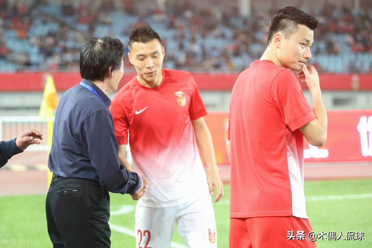 李铁续约，国足12强赛阵容大换血？5归化唱主角，89黄金一代淡出