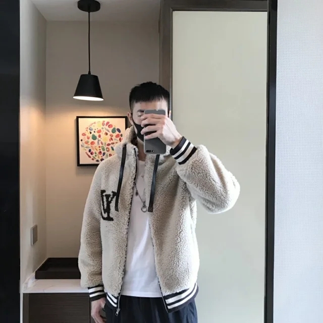 lv中国首发皮毛一体皮衣,lv绵羊毛