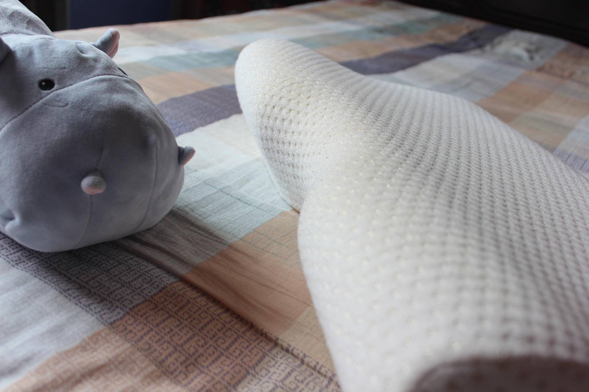 俗话说高枕无忧枕头是越高越好吗,枕头选什么材质的睡得舒服又健康