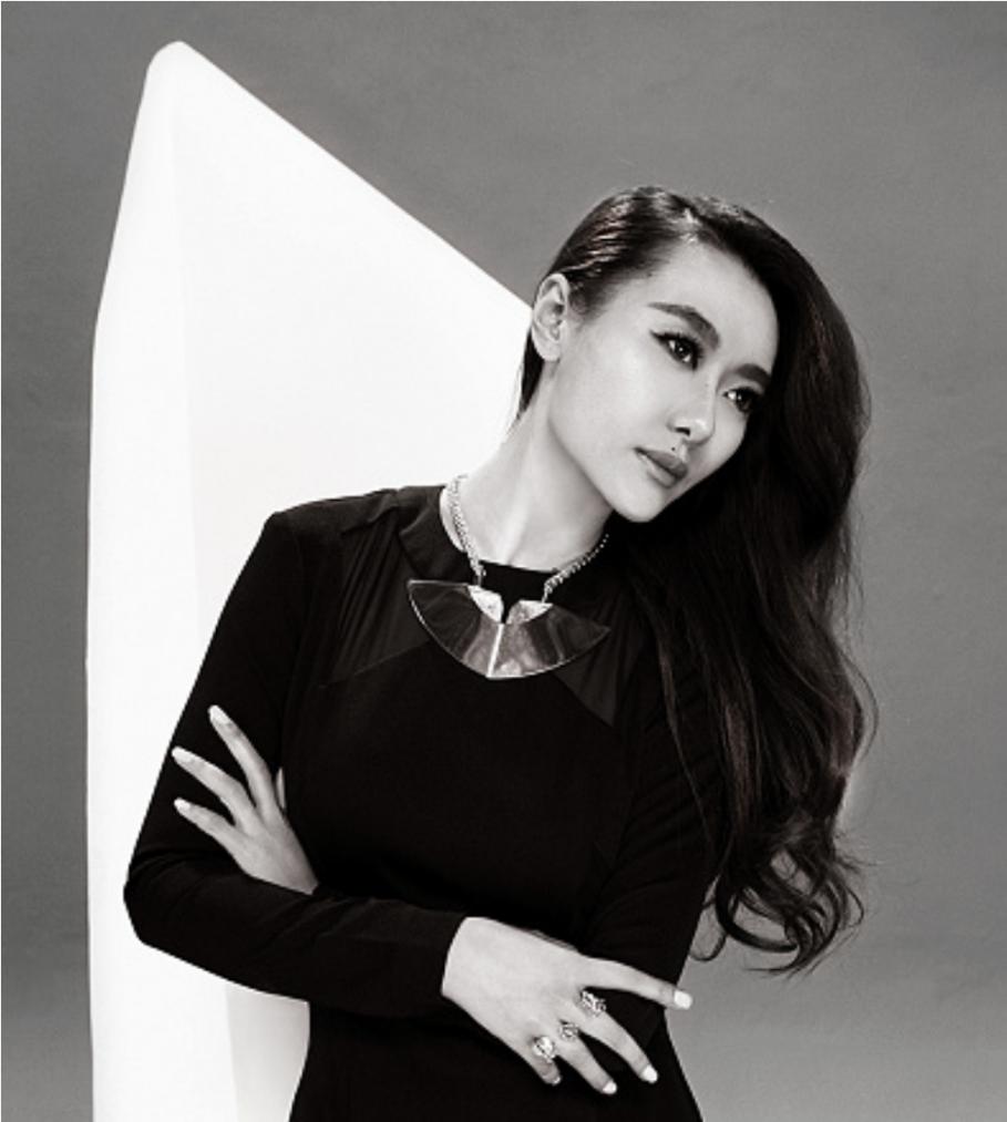 歌手爱戴写真集,42岁歌手爱戴年轻照