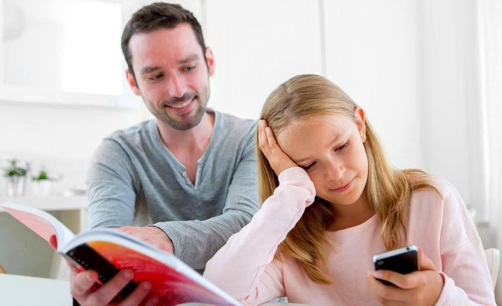 孩子不去学校整天就玩手机,孩子总是找理由不去幼儿园怎么办