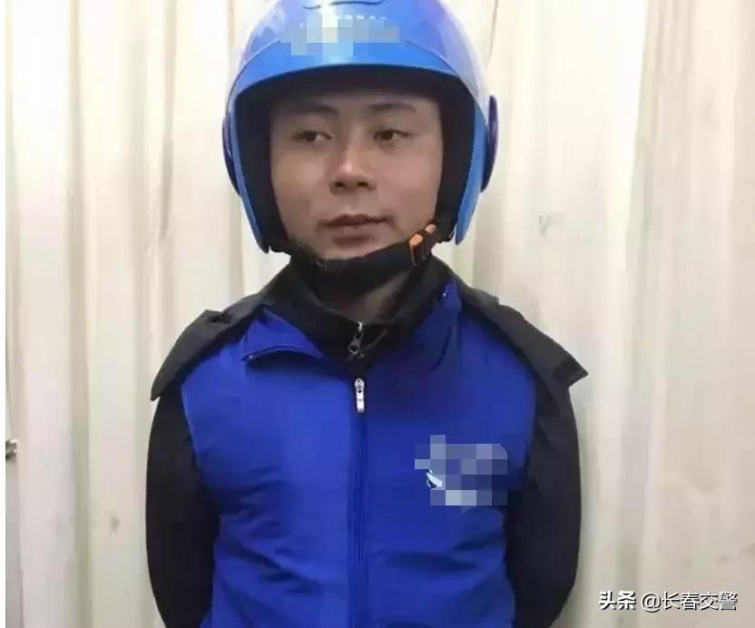 成都外卖小哥竖起大拇指,外卖小哥说什么都不会