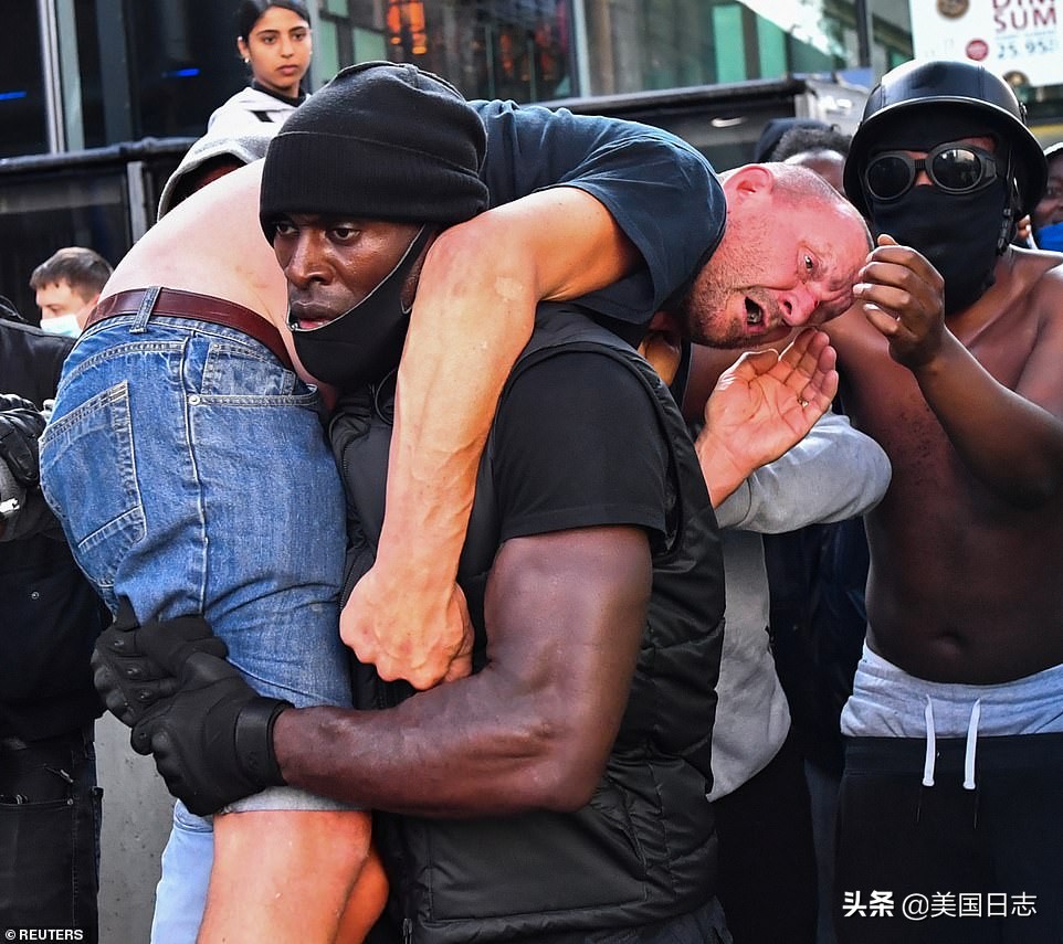 英国抗议人群与警方爆发冲突,英国白人右翼和反种族主义