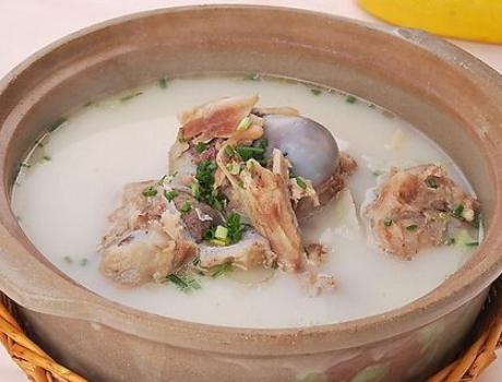 如何把骨头汤熬得又浓又白,骨头汤怎么熬才白又浓