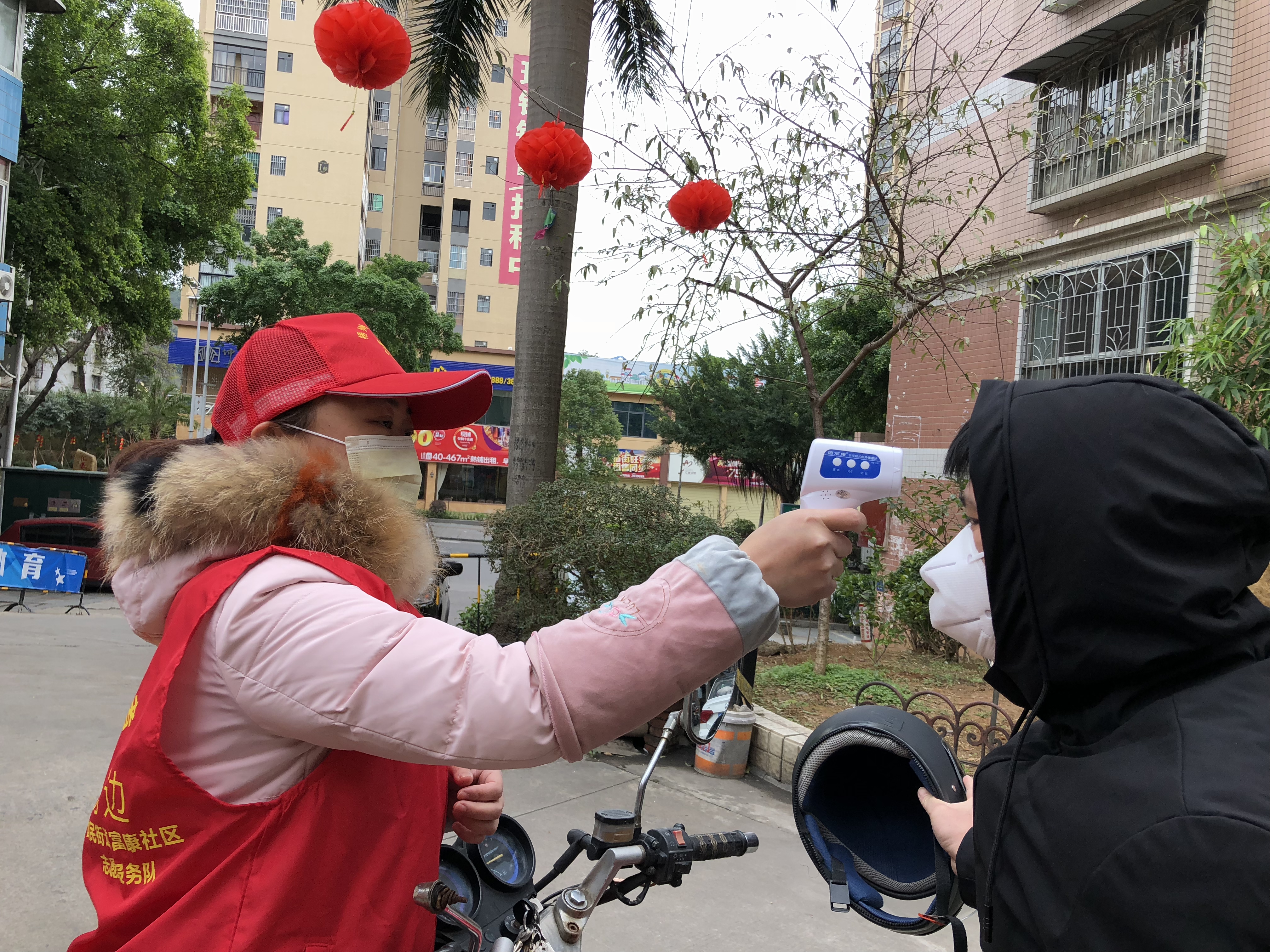 疫情防控志愿者在行动抗击疫情,疫情防控党员志愿者冲锋在前