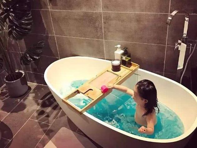 因为妈妈的大意导致女儿病情加重,因为自己的疏忽让女儿生病了