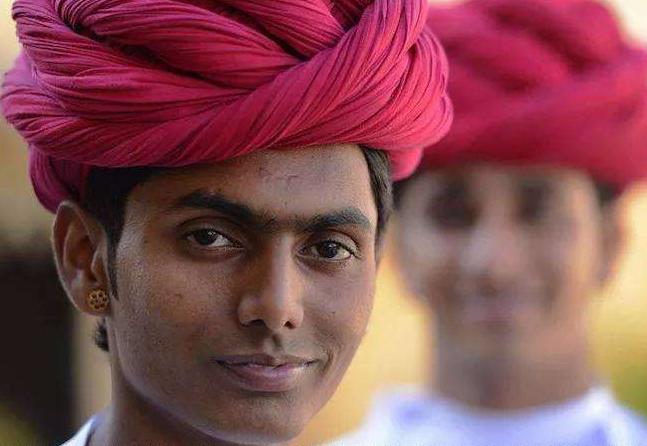 印度高温难耐当地人还包着头巾,印度天气燥热