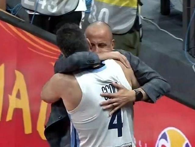 差距尽显！斯科拉暖心回复每个记者问题，球迷：某人赛后大骂离场