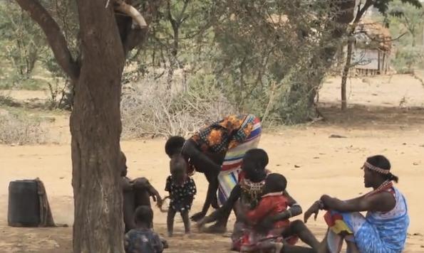 非洲女人拒绝割礼，自己用牛粪盖房建立女人村，拒绝男人进入