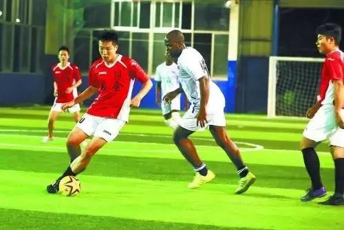 小场地足球教学,足球怎么踢才又高又远教程