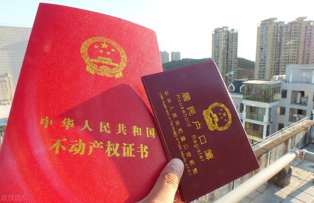 2个孩子不是亲生的,小孩户口与父母户口不同在哪上学