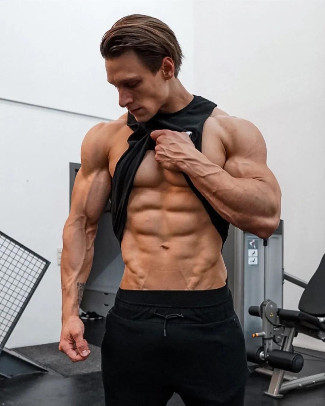 90后奶爸搞怪哄娃,肌肉奶爸带娃路人反应