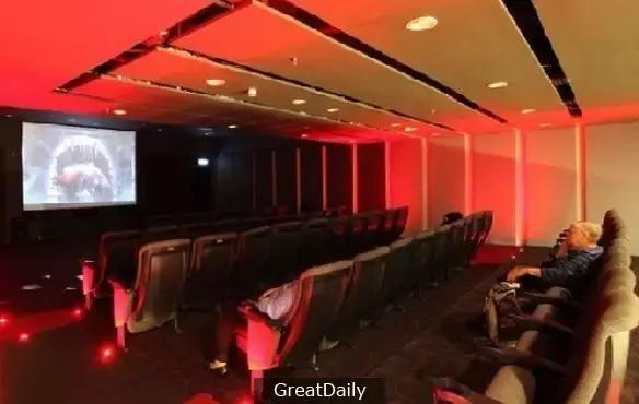 耗资85亿，把瀑布、热带雨林搬进机场！樟宜机场终于要开放了