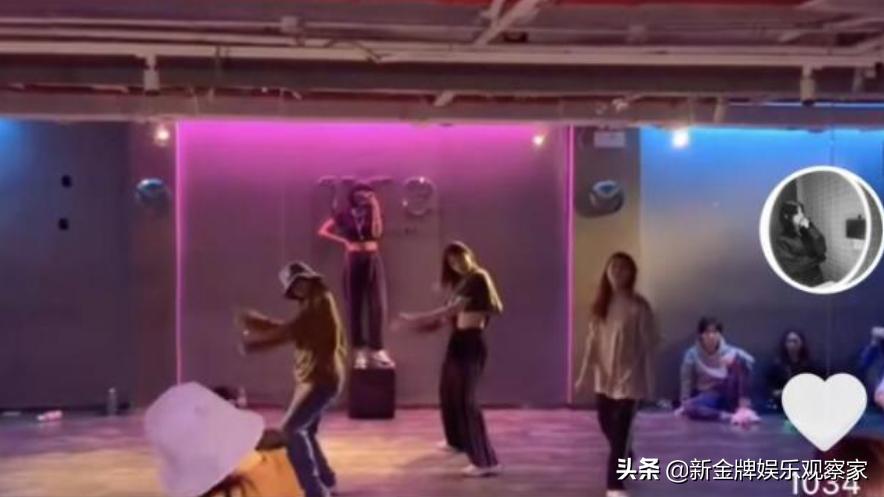 汪峰女儿小苹果舞蹈视频,汪峰女儿小苹果跳舞完整版