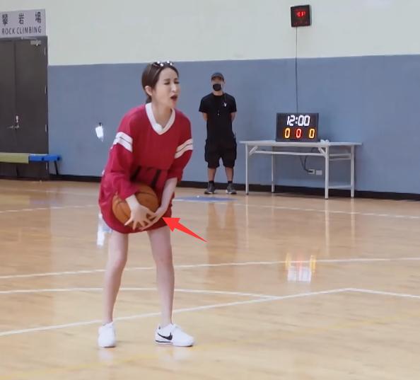 黄皓投篮砸到萧亚轩肚子，女神生气，小男友双手捂头像犯错小朋友