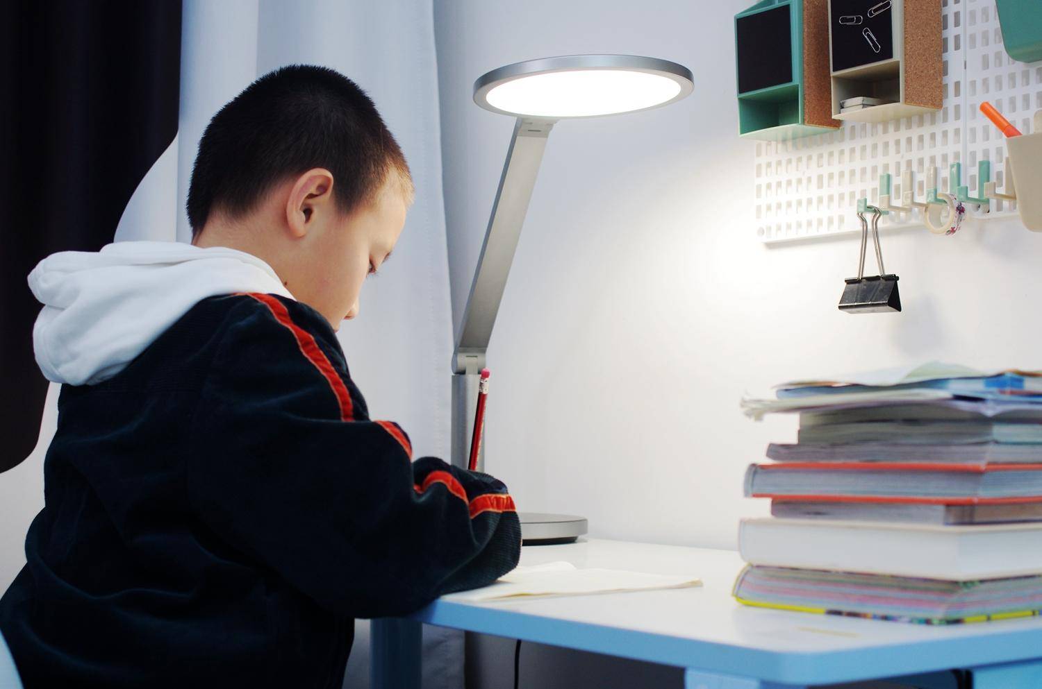 保护孩子眼睛第一步，我换上了孩视宝微导均匀光台灯