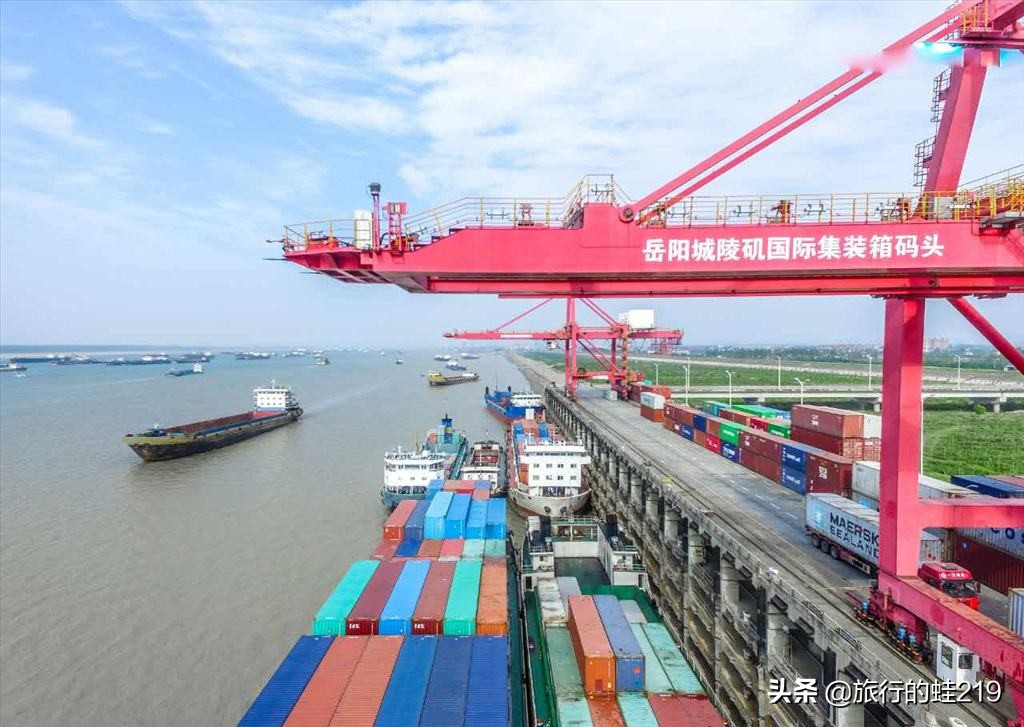 岳阳的地理位置比长沙好,岳阳在湖南的地理位置