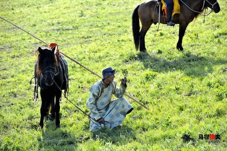 布里亚特牧民骑马摄影作品,草原蒙古族服饰摄影