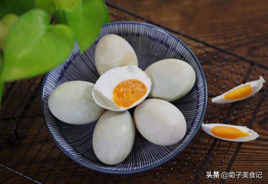 家庭版腌制咸鸭蛋的做法,家庭咸鸭蛋好吃的腌制方法