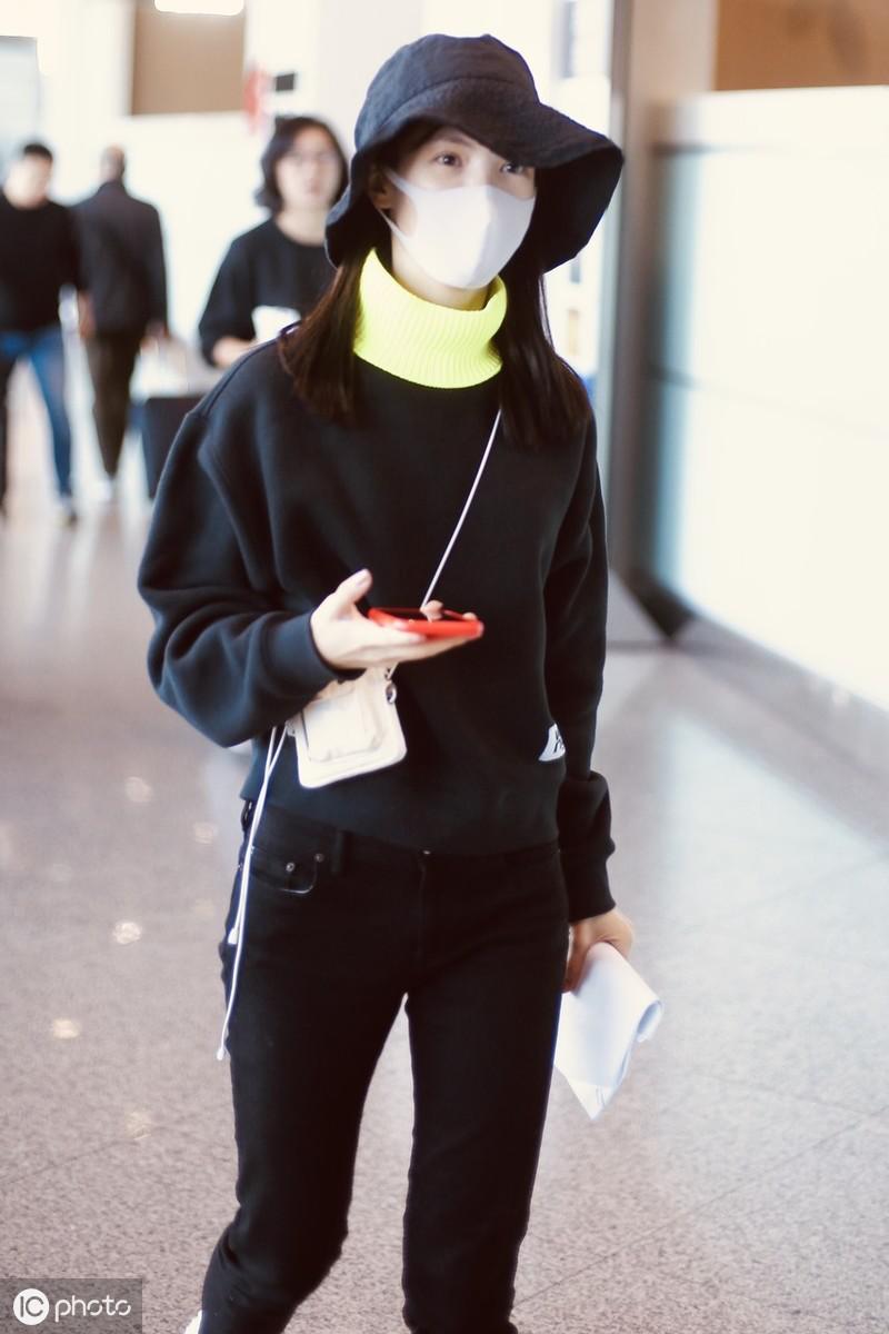 金晨全黑装走机场，背小包斜跨超可爱，脖子太长穿高领也能看见肉