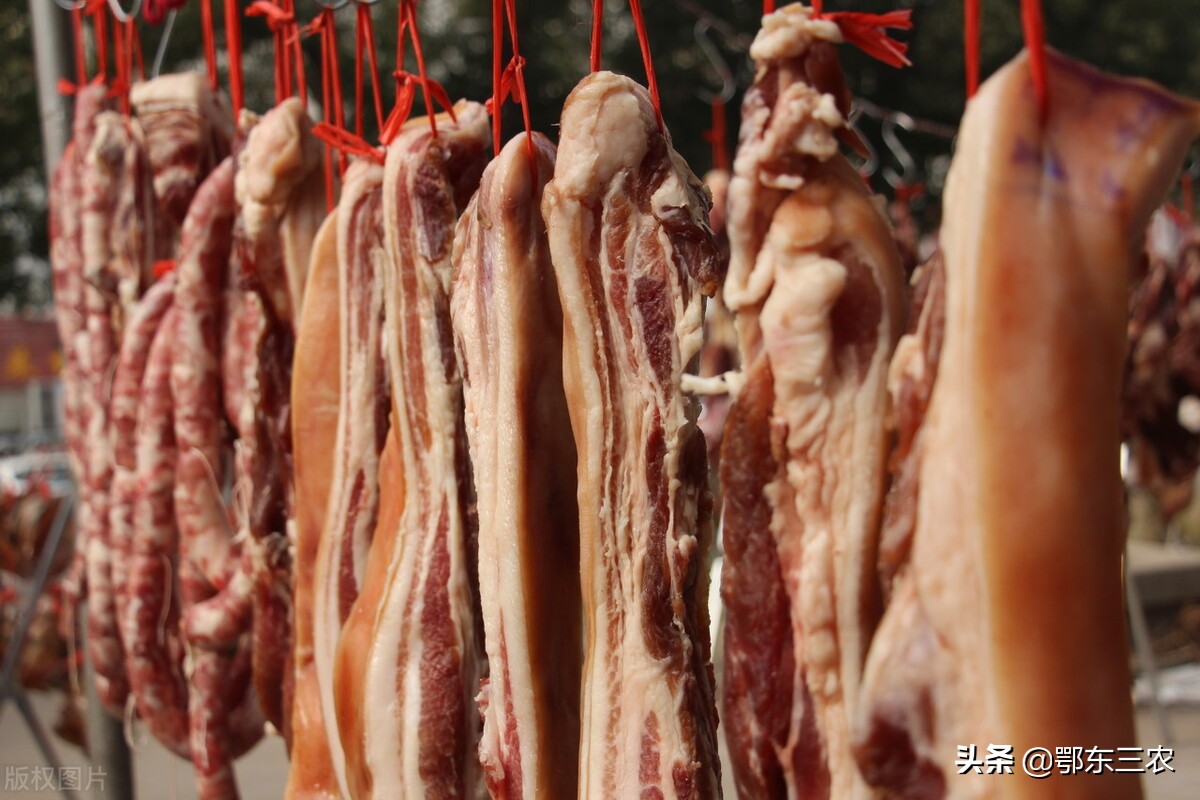 大山里农村老人卖腊肉,60后卖腊肉一年能挣多少钱