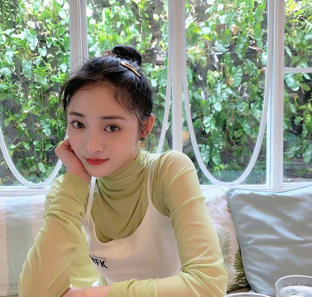 泫雅夏日必备,泫雅牛油果绿色毛衣