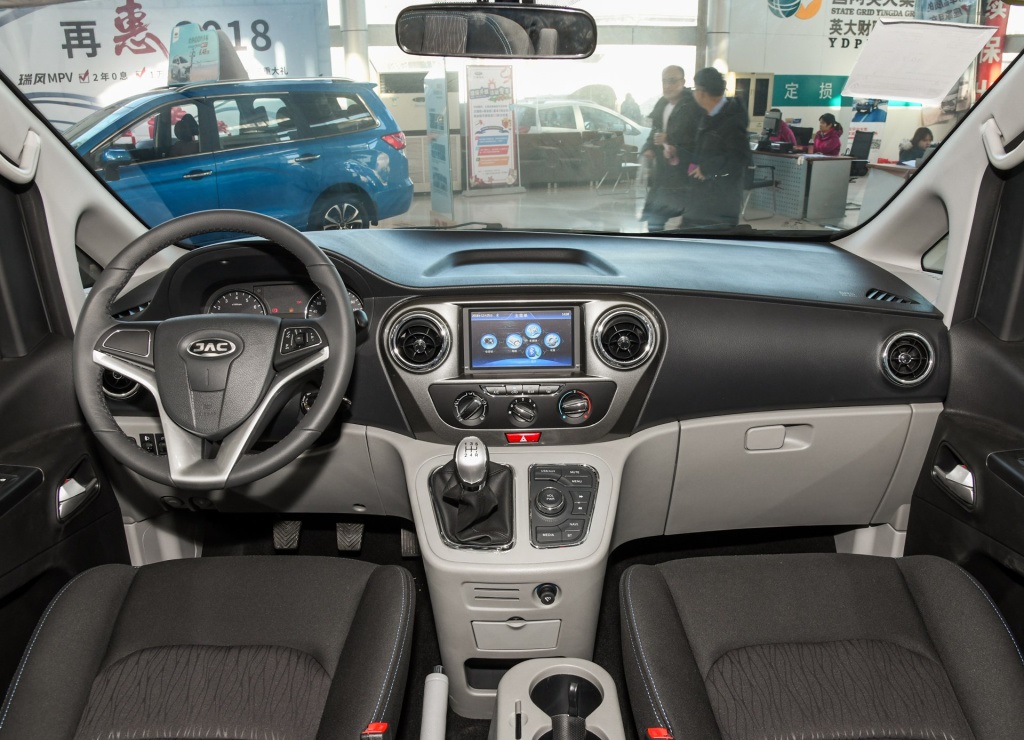 江淮瑞风m3自动挡落地价五菱宏光,五菱宏光plus和江淮瑞风m3哪个好