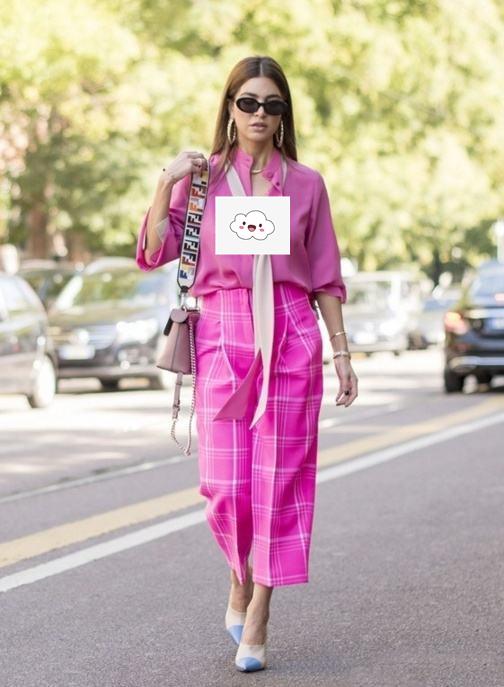 粉色套装休闲时尚搭配什么包,搭配粉色小香风外套的包