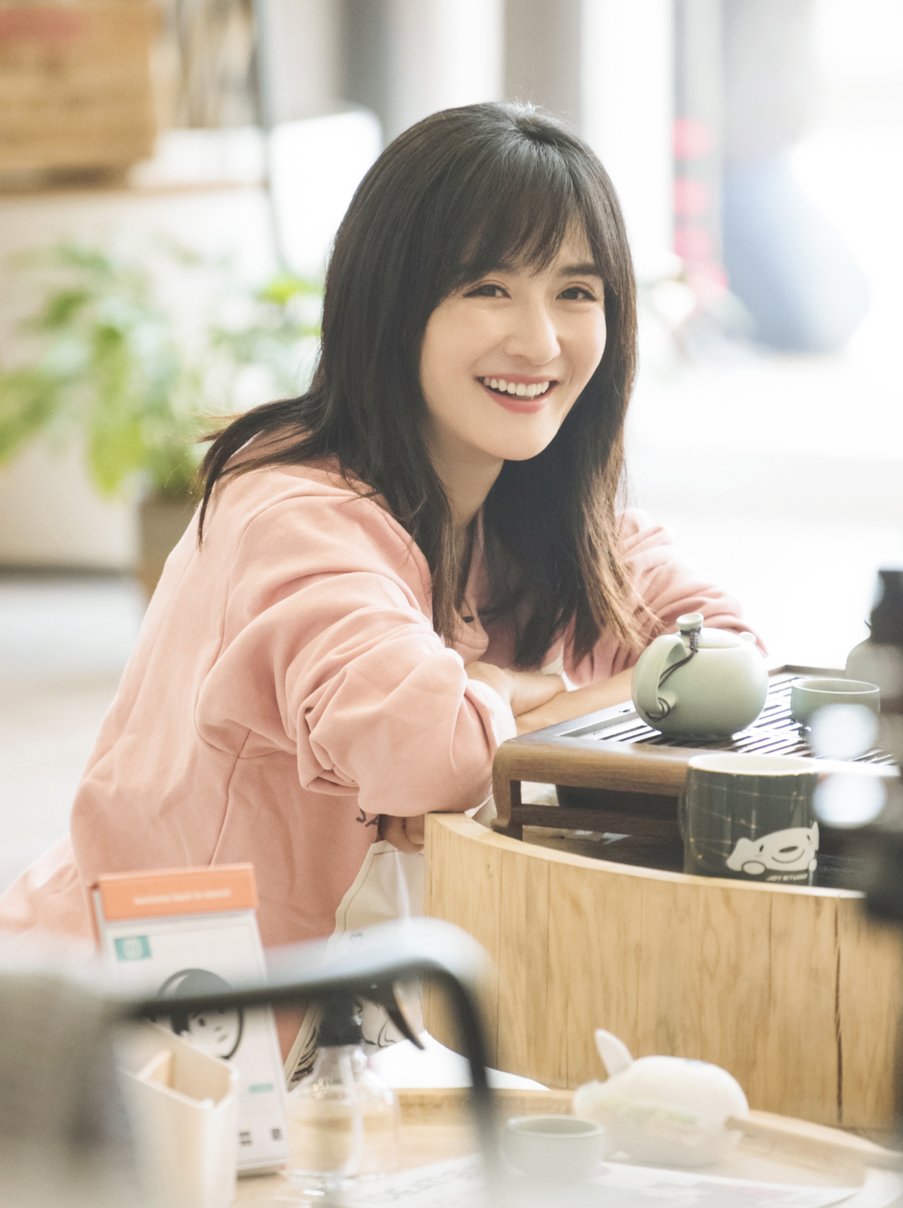 娜最新节目造型曝光，穿“儿童卫衣”超显嫩，网友：哪像奔四女人