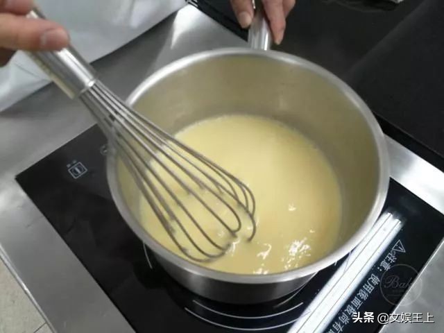 不用出门自己在家做蛋糕,不能出门就自己做了一个蛋糕