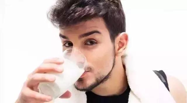 喝羊奶好处多哪些人更应该喝羊奶,羊奶是羊奶粉好还是鲜羊奶好