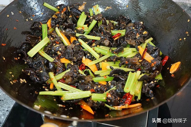 如何炒木耳才不会爆炸,炒木耳的时候怎么会爆