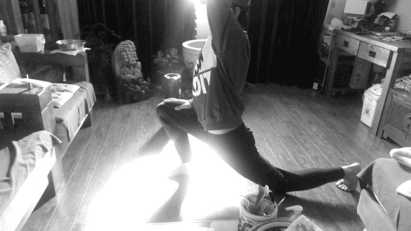 蛙泳的手脚技术动作和练习方法,蛙泳的腿部动作要领图解陆地