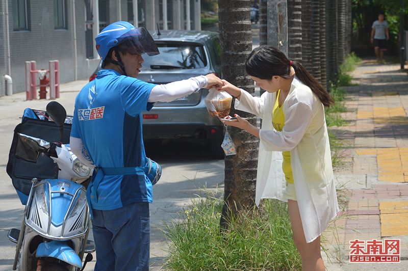 外卖员为救人不惜牺牲,外卖小哥送餐退单了崩溃痛哭