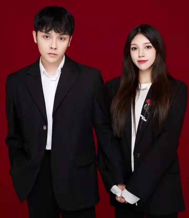 小猪先生终于官宣领证！不忘带货送香水，还戴假戒指晒照被群嘲