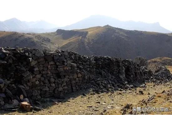 草原上的褐色石头,花岗岩草原绿石材