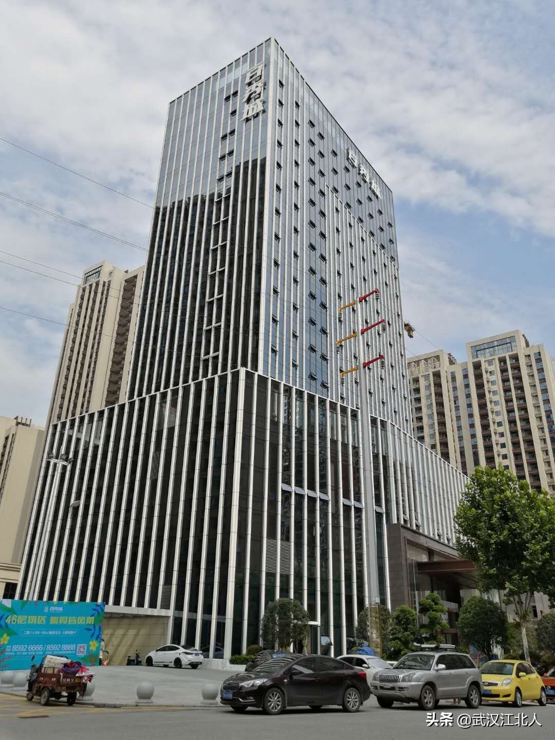 黄陂南部，汉口北这个地方，两座全玻璃幕墙大楼马上建成