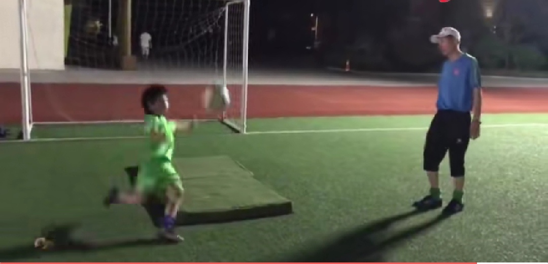 两个青训队员倒钩射门,足球对抗性的射门练习