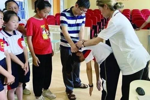 9岁小孩脊柱侧弯怎么补救,十岁孩子脊柱侧弯的照片