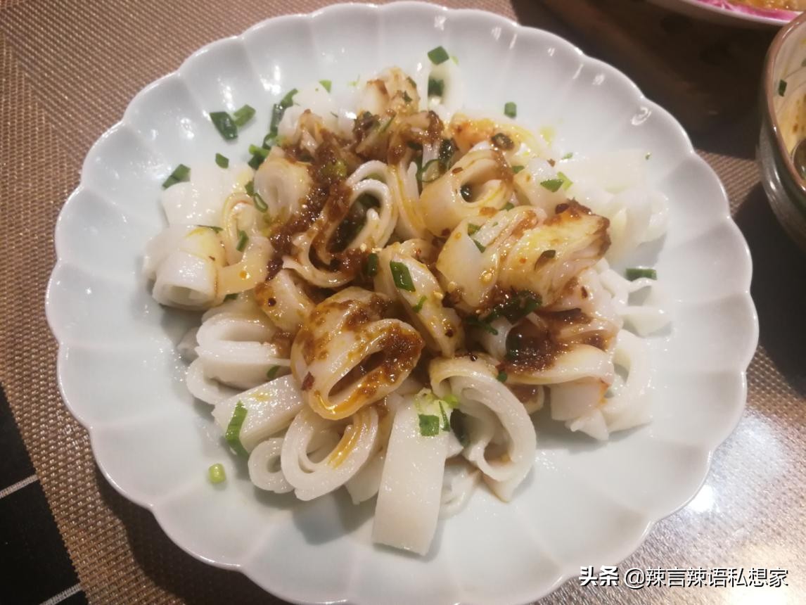 家常拌凉皮做法非常简单好吃,家庭拌凉皮做法