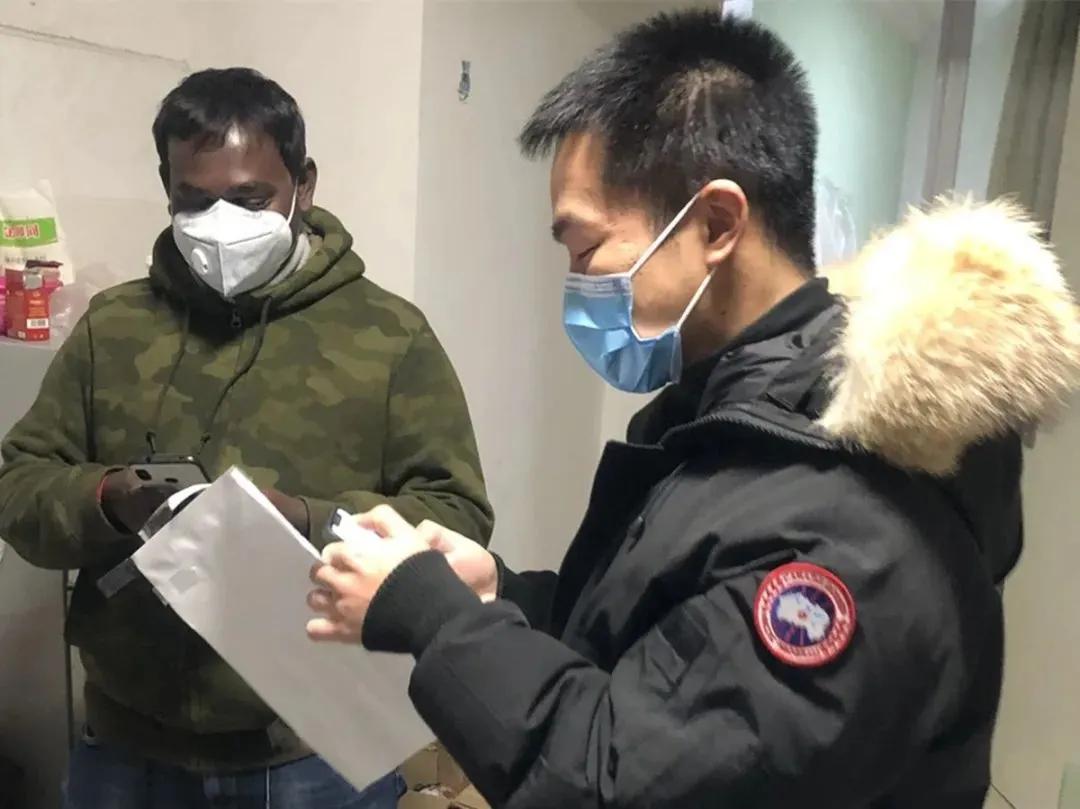 从“你好”到“兄弟”，川沙老居民区的“国际化”防疫服务，让印度小伙点赞