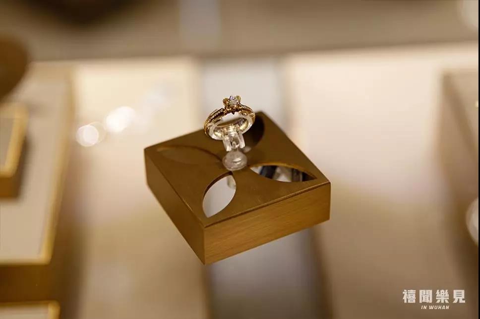 我膨胀了，在武商世贸广场的黄金珠宝手表区逛痴了迷